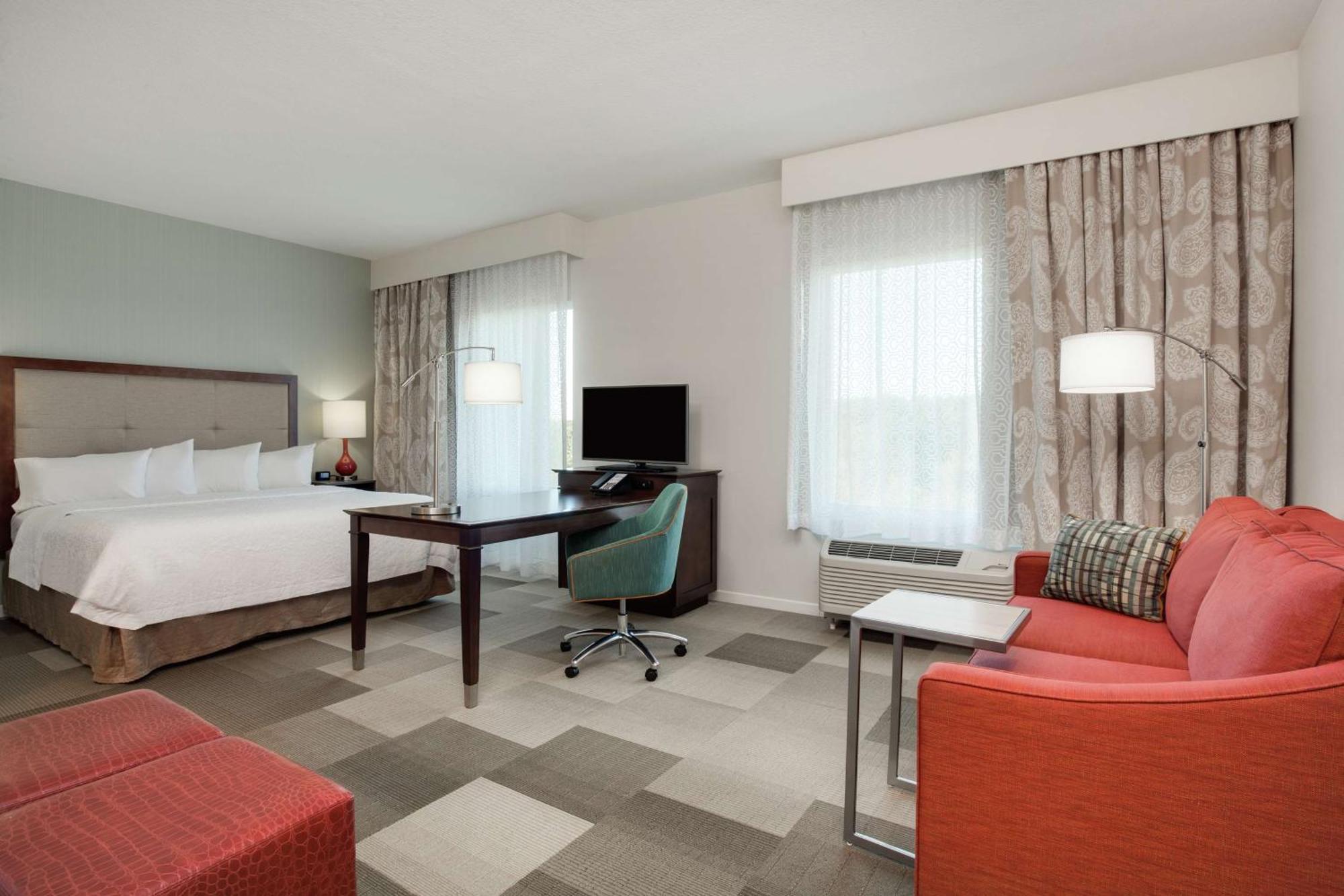 Hotel Hampton & -