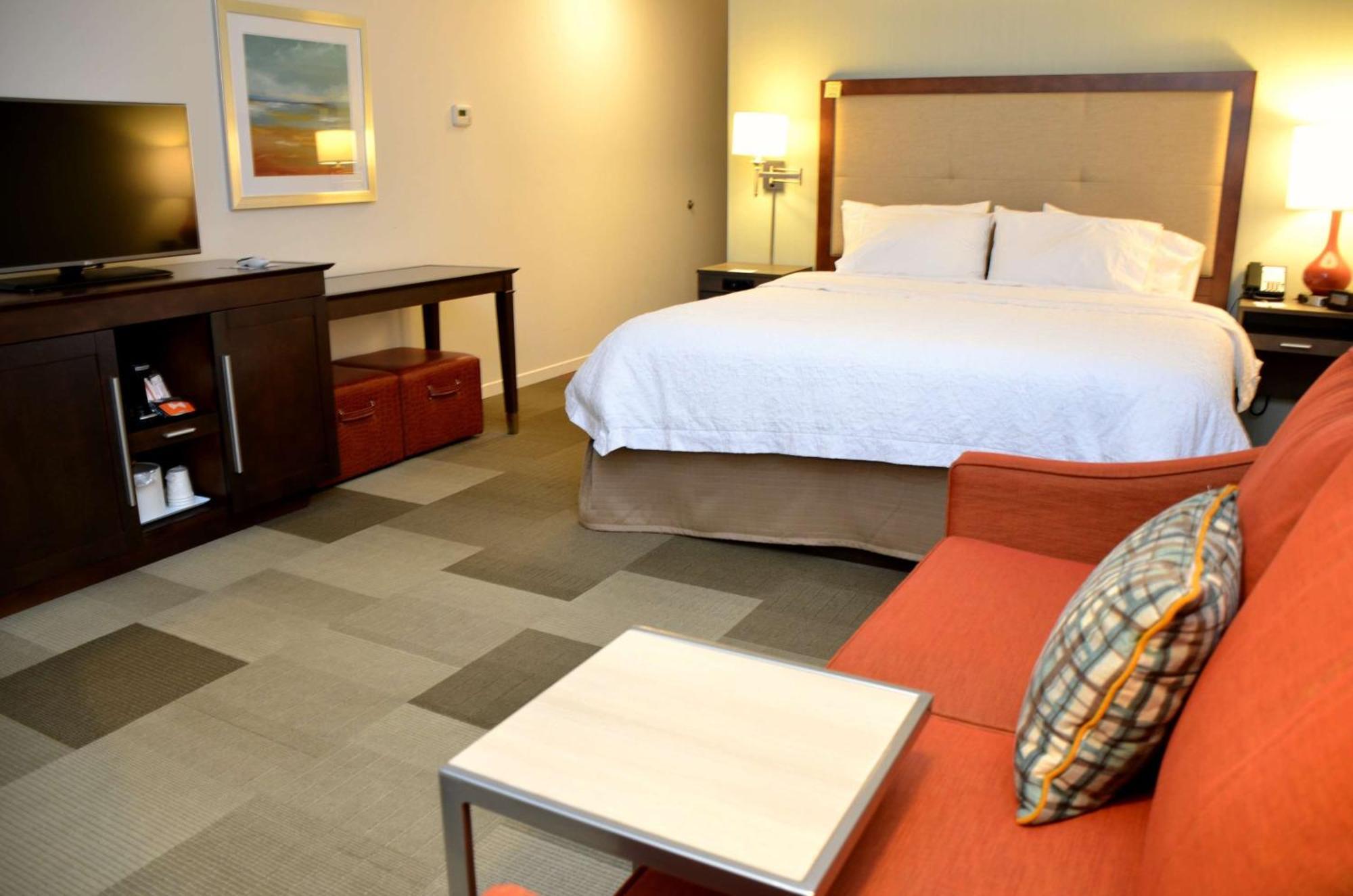 Hampton & - Hotel