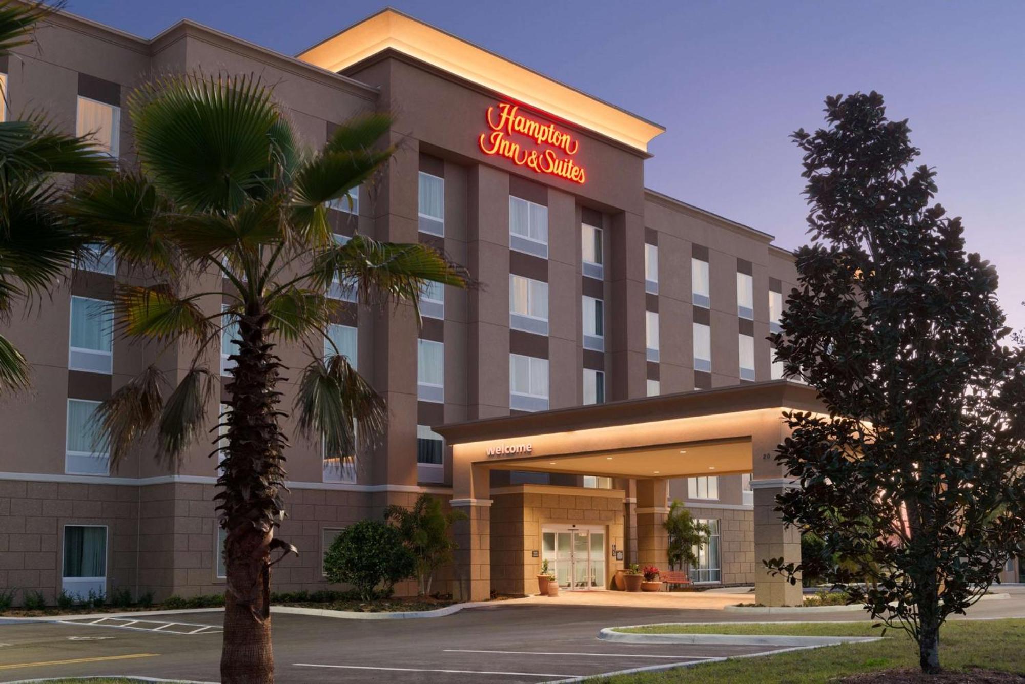 Hampton & - Hotel