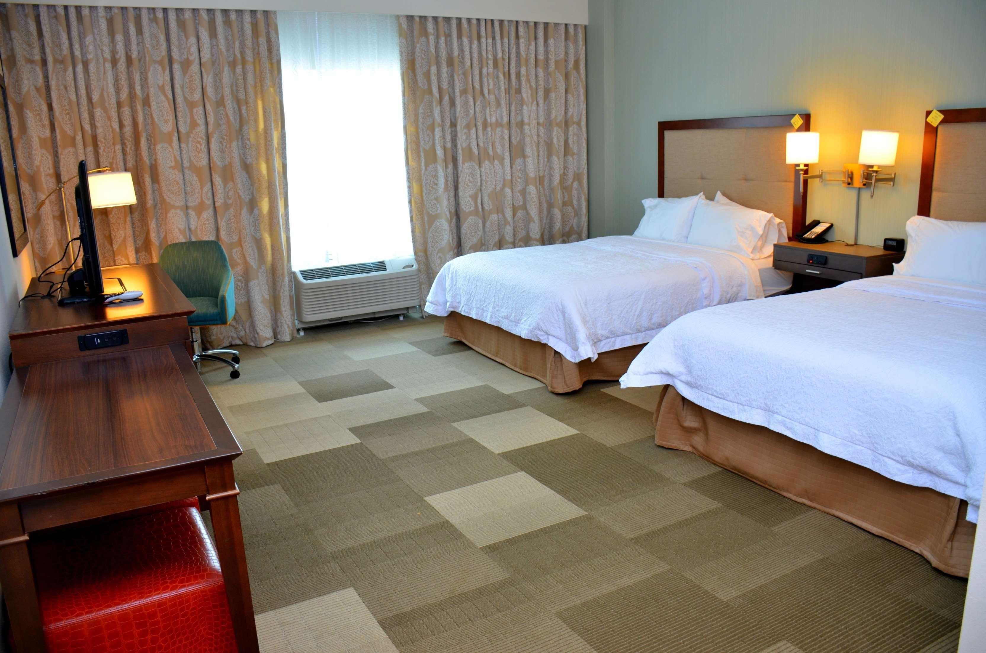 Hampton & - Hotel