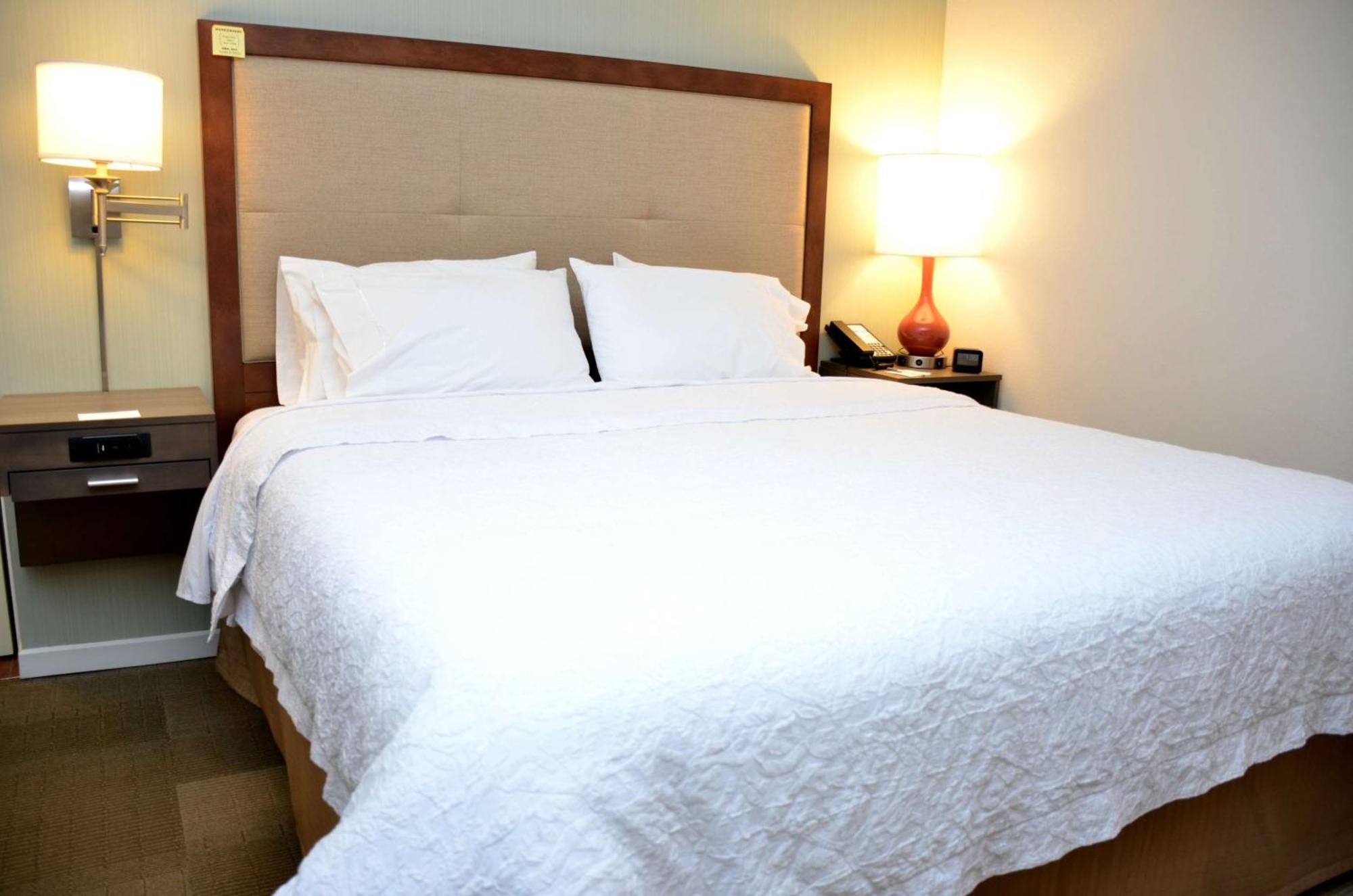 Hampton & - Hotel