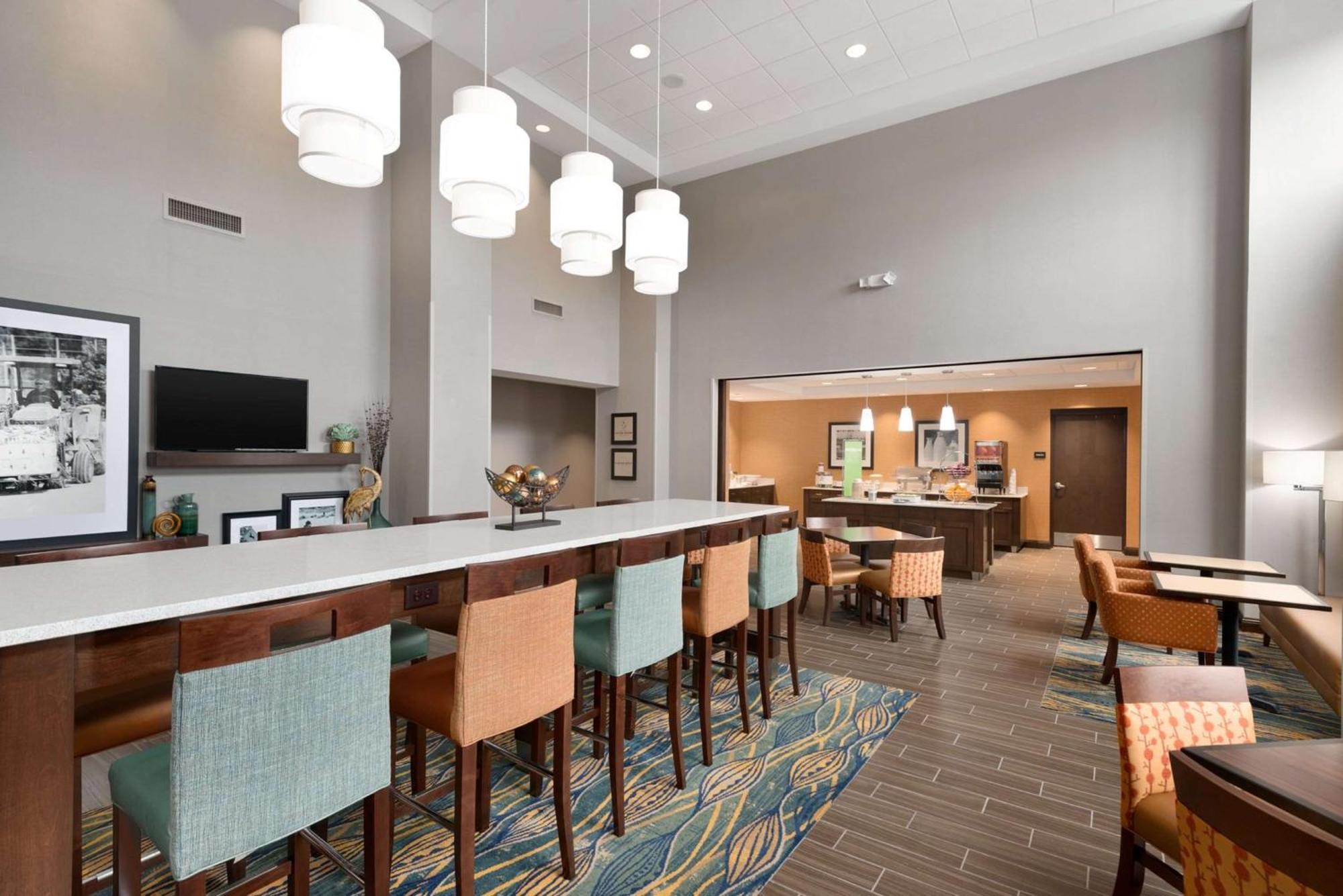 Hampton & - Hotel